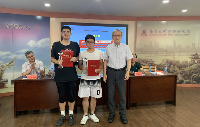 施老师颁奖_副本.png
